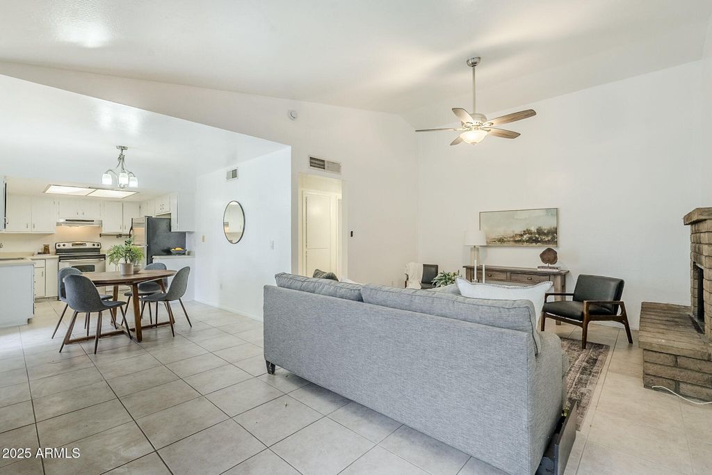 16 W LOMA VISTA Drive 104, Tempe, AZ 85282