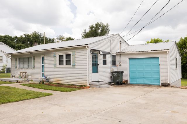 305 W Bronson St, Sparta, TN 38583