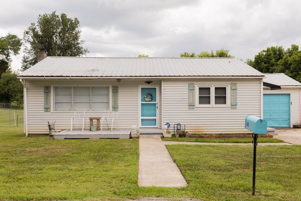 305 W Bronson St, Sparta, TN 38583