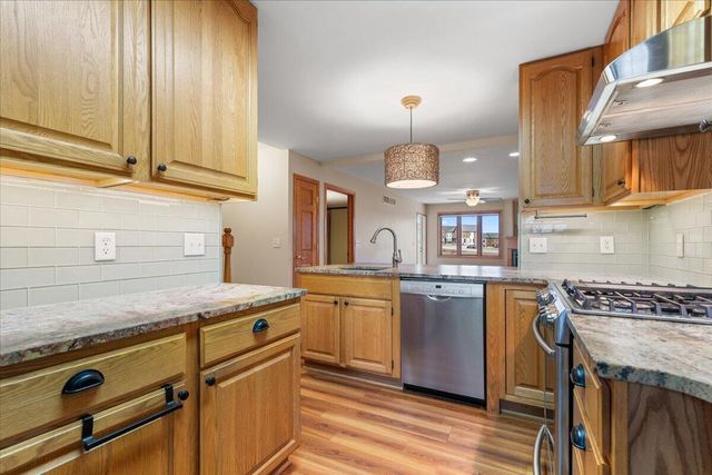 986 Oconomowoc PARKWAY, Oconomowoc, WI 53066