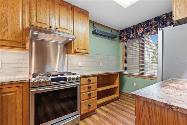 986 Oconomowoc PARKWAY, Oconomowoc, WI 53066