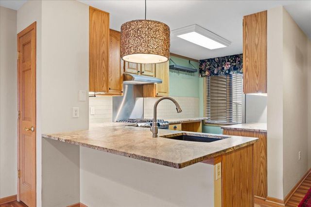 986 Oconomowoc PARKWAY, Oconomowoc, WI 53066