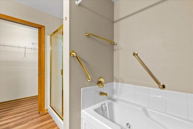 986 Oconomowoc PARKWAY, Oconomowoc, WI 53066