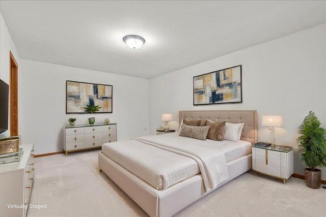 986 Oconomowoc PARKWAY, Oconomowoc, WI 53066