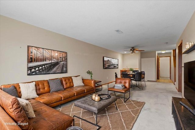 986 Oconomowoc PARKWAY, Oconomowoc, WI 53066