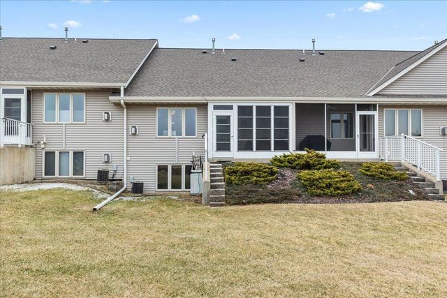 986 Oconomowoc PARKWAY, Oconomowoc, WI 53066