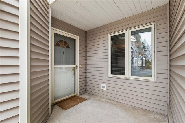 986 Oconomowoc PARKWAY, Oconomowoc, WI 53066