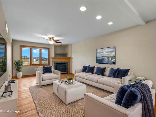 986 Oconomowoc PARKWAY, Oconomowoc, WI 53066