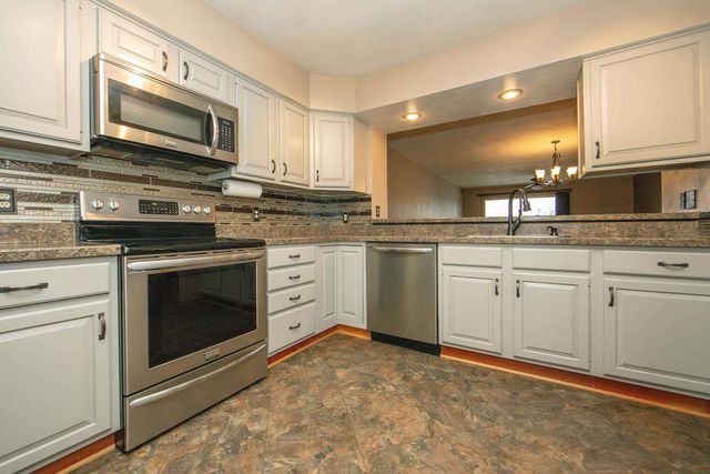 427 8th Ave SW Unit 10, Waverly, IA 50677