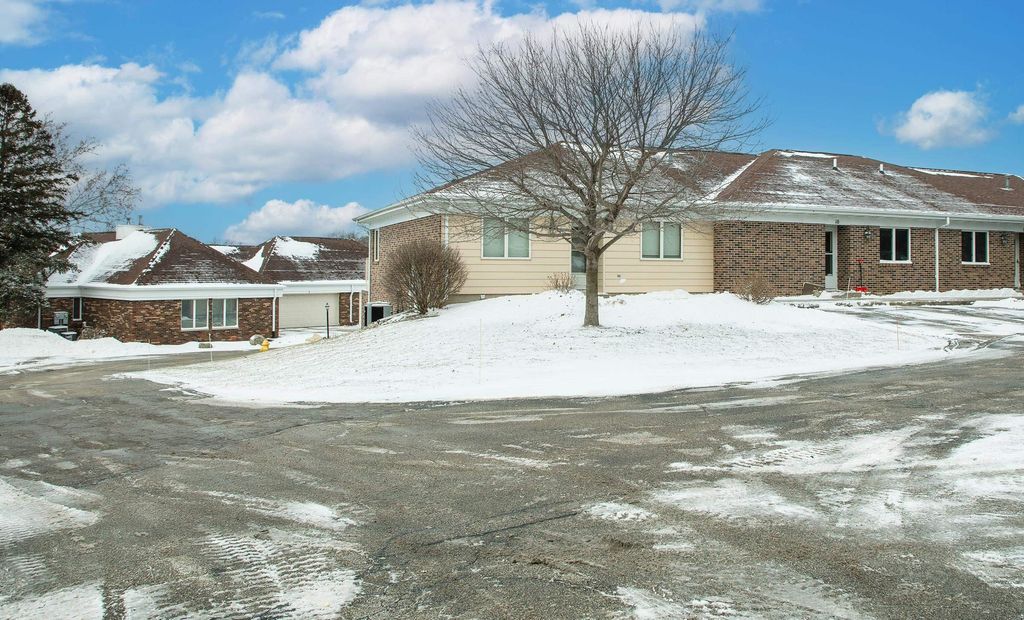 427 8th Ave SW Unit 10, Waverly, IA 50677