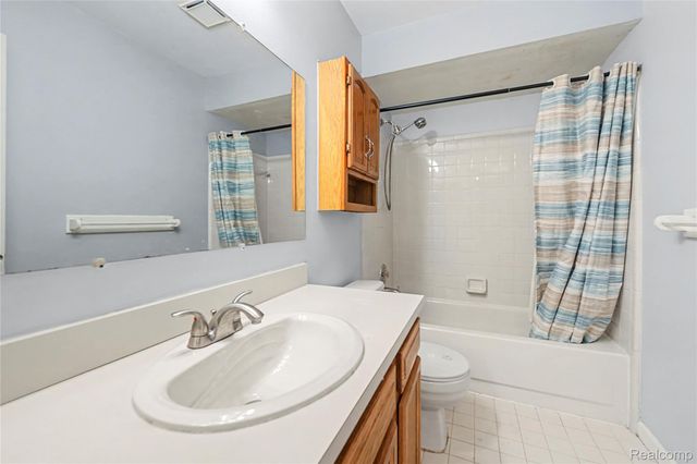 30606 Oakridge Manor Drive 4, Roseville, MI 48066