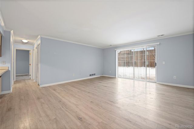 30606 Oakridge Manor Drive 4, Roseville, MI 48066