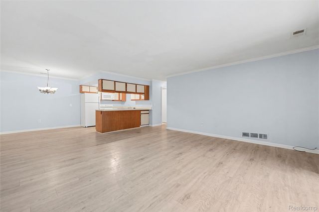 30606 Oakridge Manor Drive 4, Roseville, MI 48066