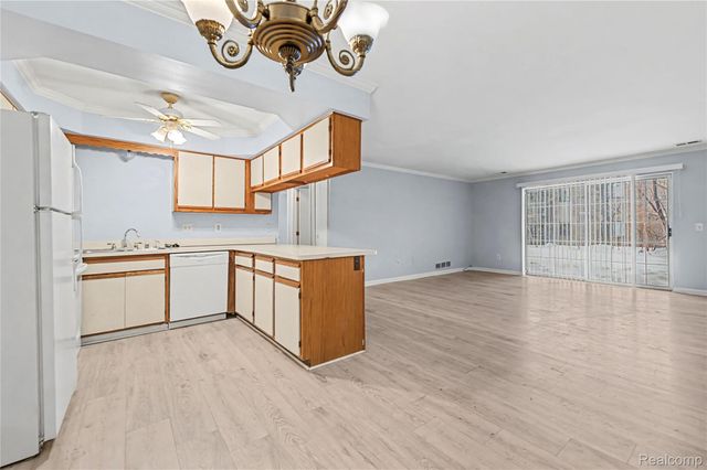 30606 Oakridge Manor Drive 4, Roseville, MI 48066