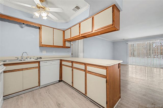 30606 Oakridge Manor Drive 4, Roseville, MI 48066