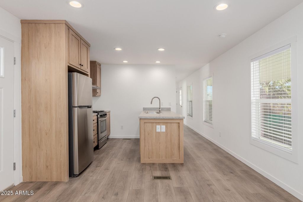 Image 5 of property listing at 5201 W CAMELBACK Road A257, Phoenix, AZ 85031