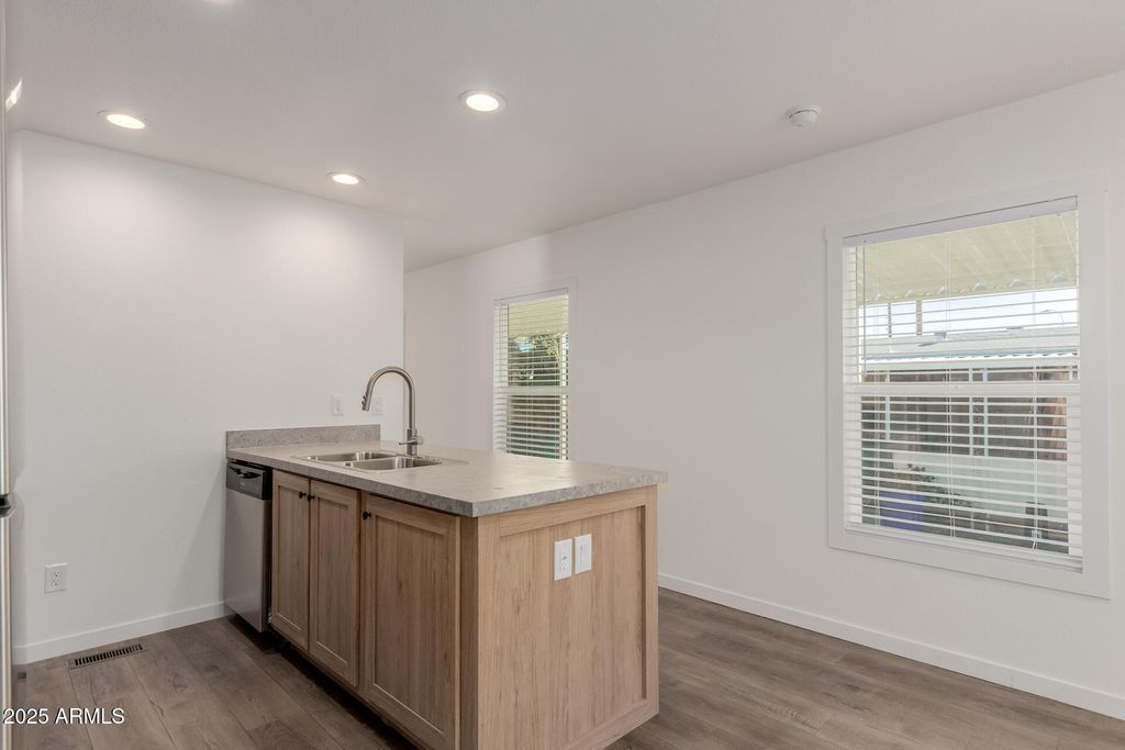 Image 6 of property listing at 5201 W CAMELBACK Road A257, Phoenix, AZ 85031