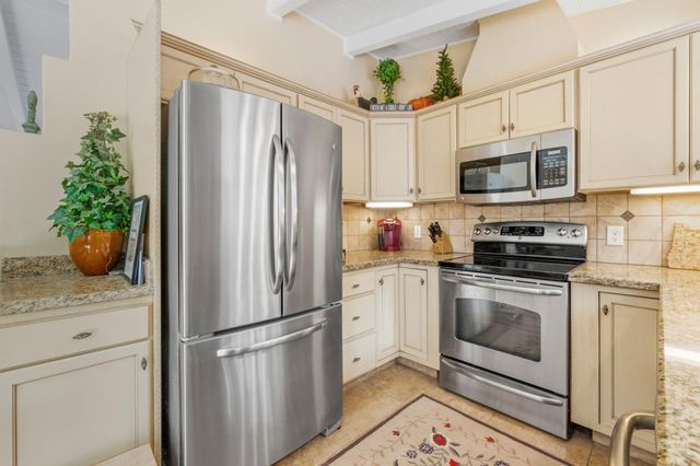 17 Loma Vista Place, Monterey, CA 93940
