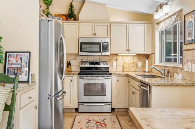 17 Loma Vista Place, Monterey, CA 93940