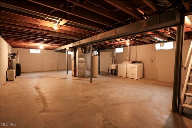 1095 Leslie Lane, Girard, OH 44420