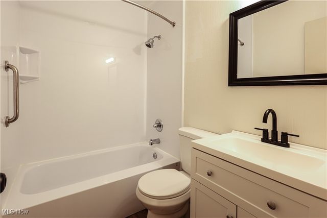 1095 Leslie Lane, Girard, OH 44420