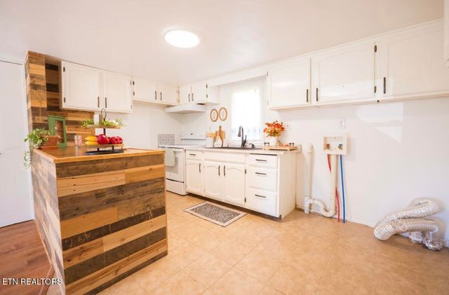 180 Johnson Rd, Oak Ridge, TN 37830