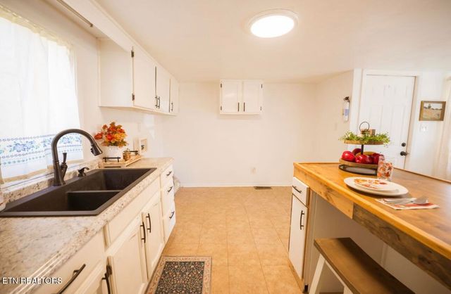 180 Johnson Rd, Oak Ridge, TN 37830