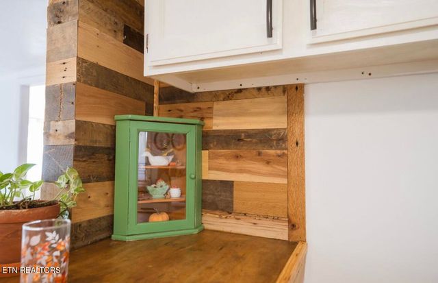 180 Johnson Rd, Oak Ridge, TN 37830