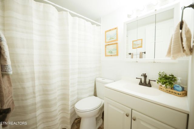 180 Johnson Rd, Oak Ridge, TN 37830