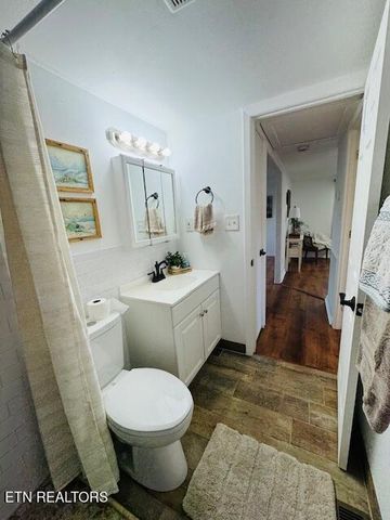 180 Johnson Rd, Oak Ridge, TN 37830