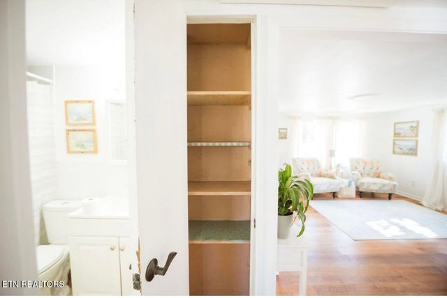 180 Johnson Rd, Oak Ridge, TN 37830