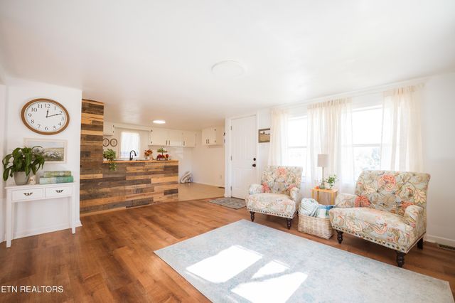 180 Johnson Rd, Oak Ridge, TN 37830