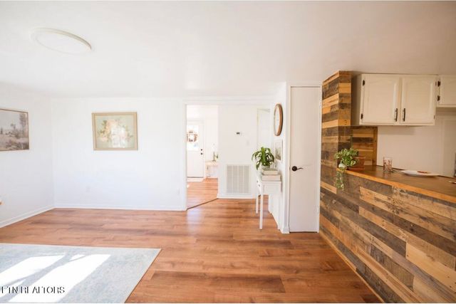 180 Johnson Rd, Oak Ridge, TN 37830