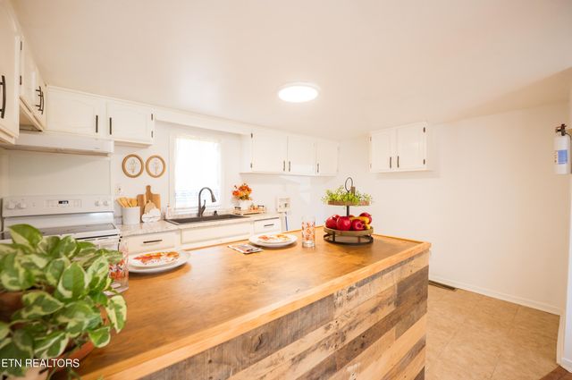 180 Johnson Rd, Oak Ridge, TN 37830