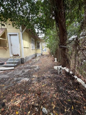 8216 N 14TH STREET, Tampa, FL 33604