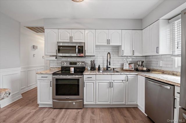 330 Granada Parkway, Lindenhurst, NY 11757