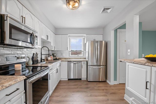 330 Granada Parkway, Lindenhurst, NY 11757