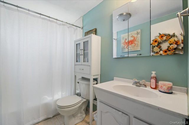 330 Granada Parkway, Lindenhurst, NY 11757
