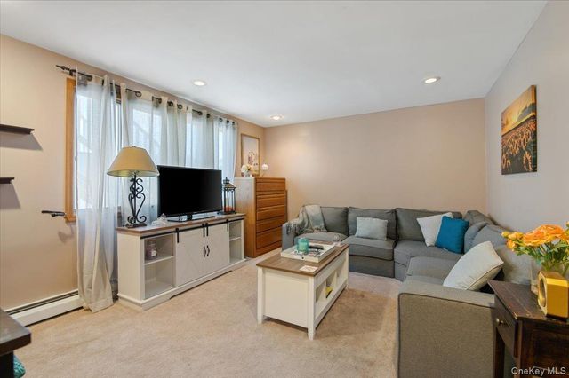 330 Granada Parkway, Lindenhurst, NY 11757