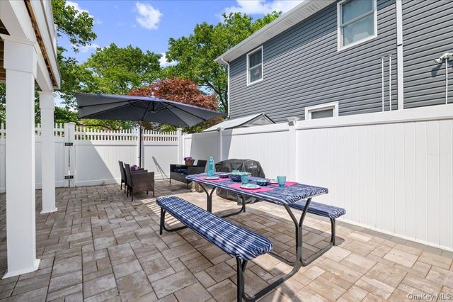 330 Granada Parkway, Lindenhurst, NY 11757