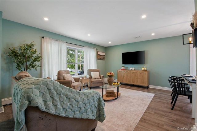 330 Granada Parkway, Lindenhurst, NY 11757