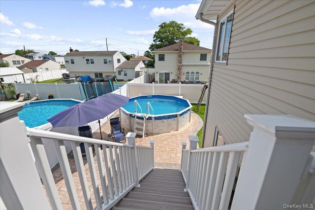 330 Granada Parkway, Lindenhurst, NY 11757