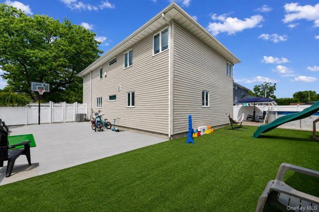 330 Granada Parkway, Lindenhurst, NY 11757
