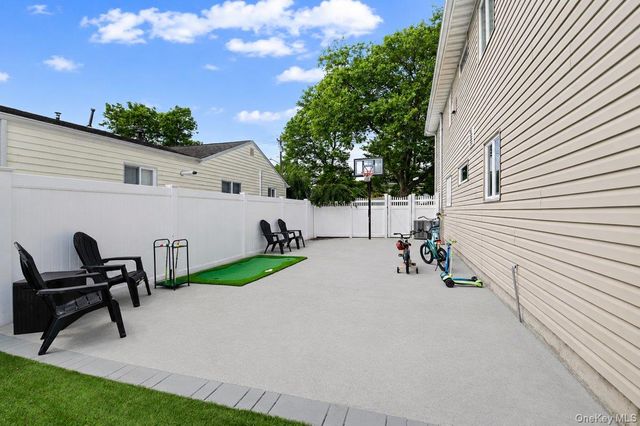 330 Granada Parkway, Lindenhurst, NY 11757