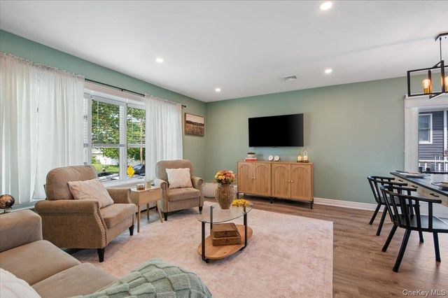 330 Granada Parkway, Lindenhurst, NY 11757