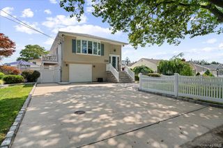 330 Granada Parkway, Lindenhurst, NY 11757