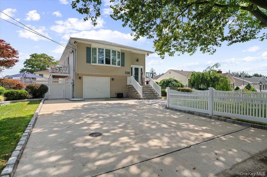 330 Granada Parkway, Lindenhurst, NY 11757