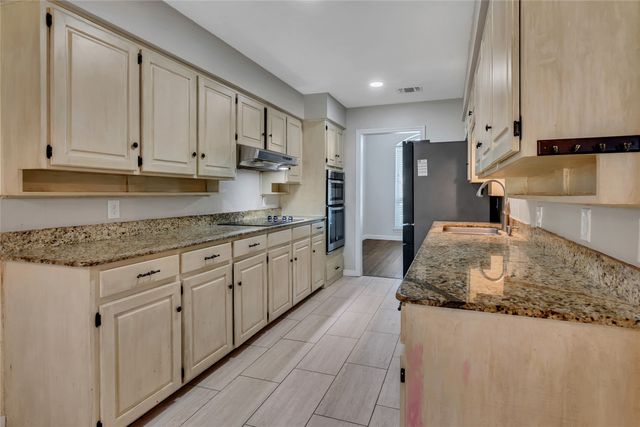 1301 Oak Timber Drive, Euless, TX 76039