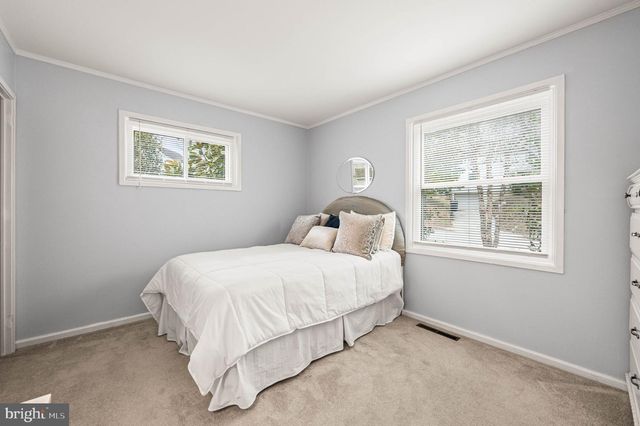 25 MIDLAND AVE, Berwyn, PA 19312