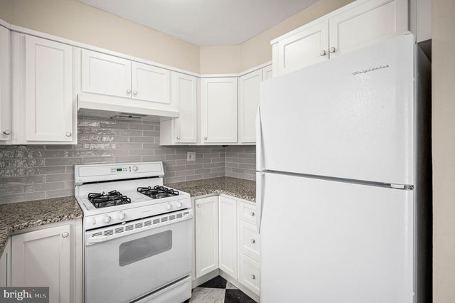 25 MIDLAND AVE, Berwyn, PA 19312